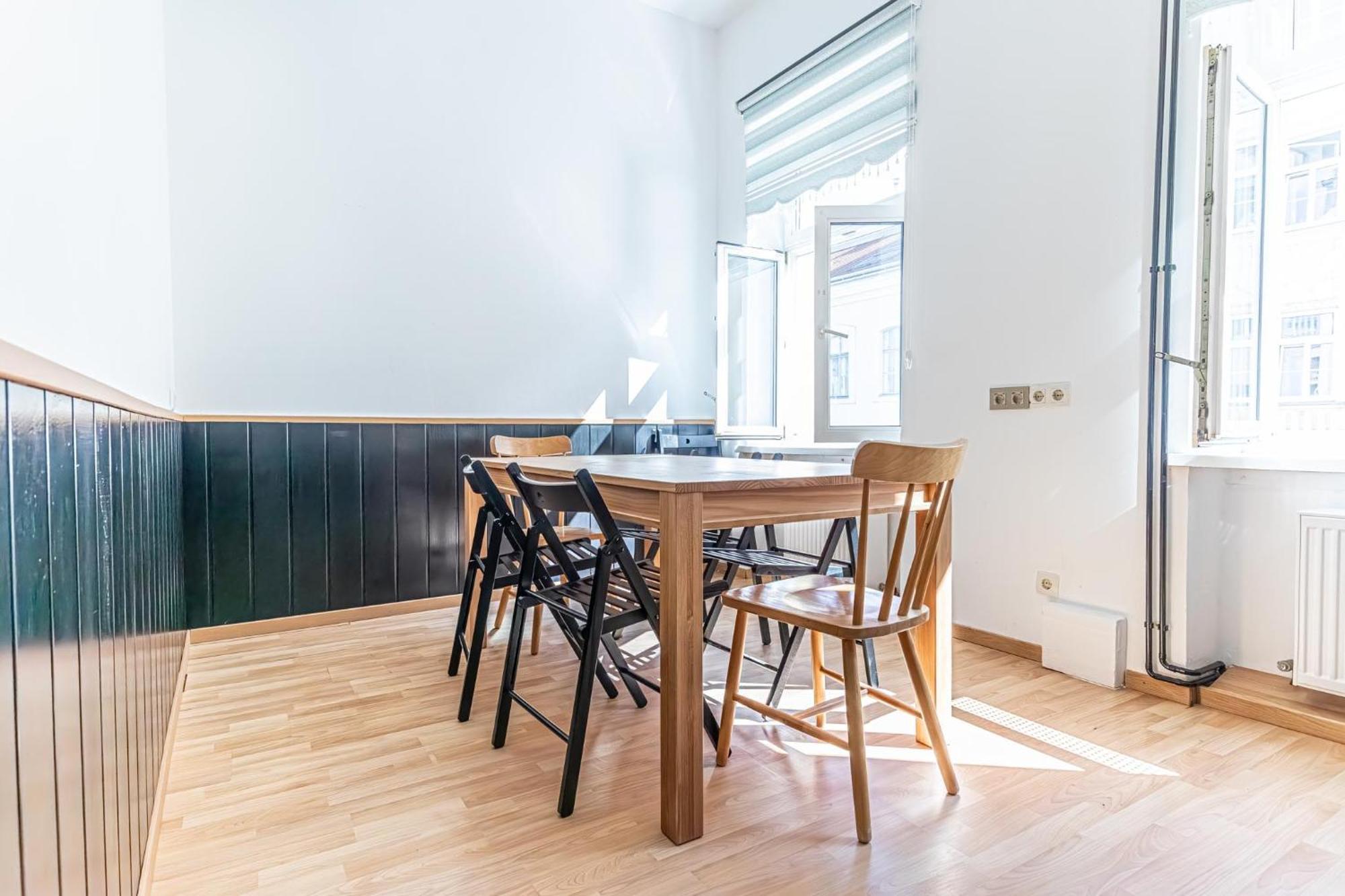 Convenient 3-br Shared Apt, 15 Min To Landstrasse Hub Apartment