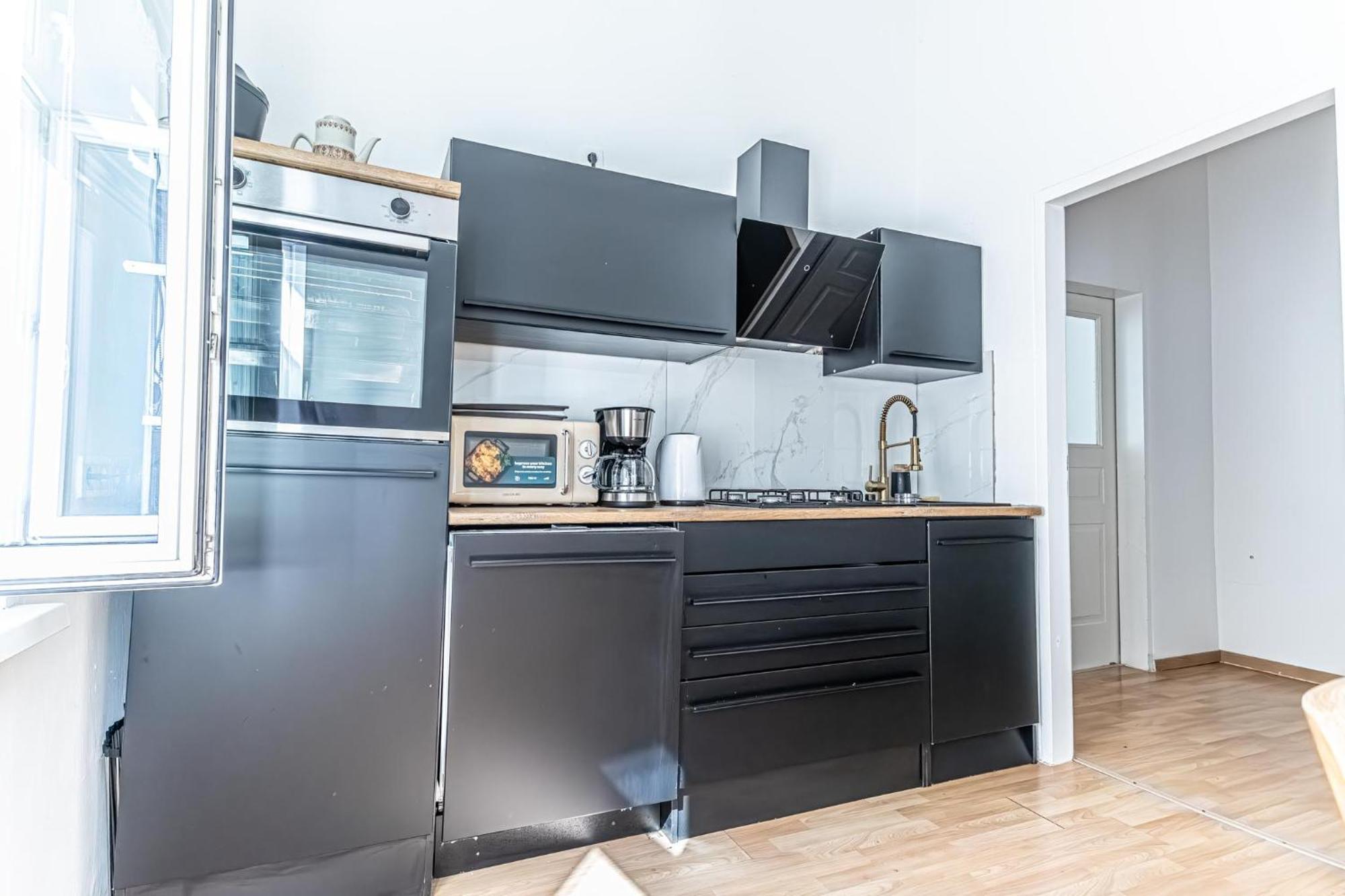 Convenient 3-br Shared Apt, 15 Min To Landstrasse Hub Apartment