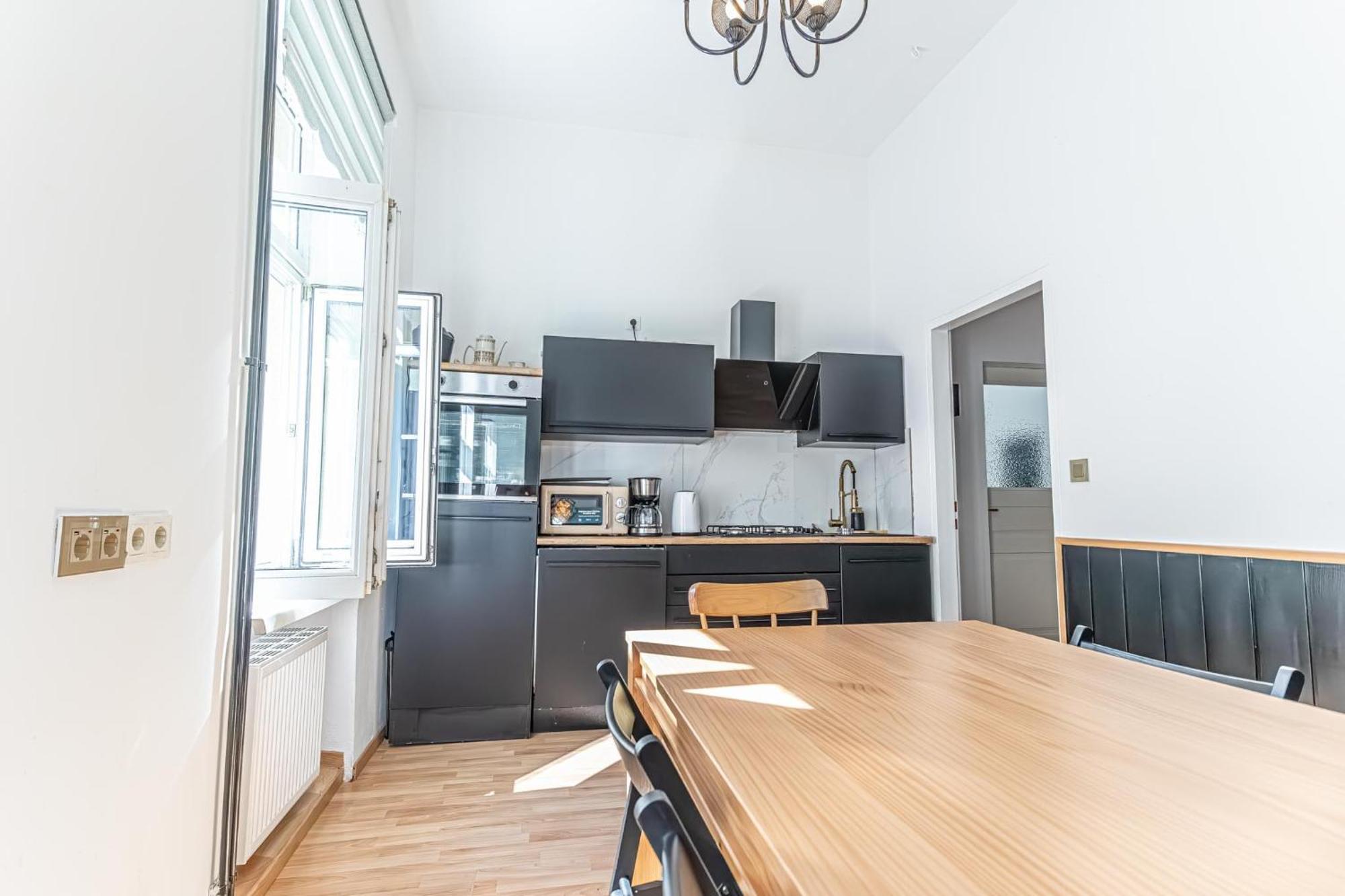 Convenient 3-br Shared Apt, 15 Min To Landstrasse Hub Apartment *
