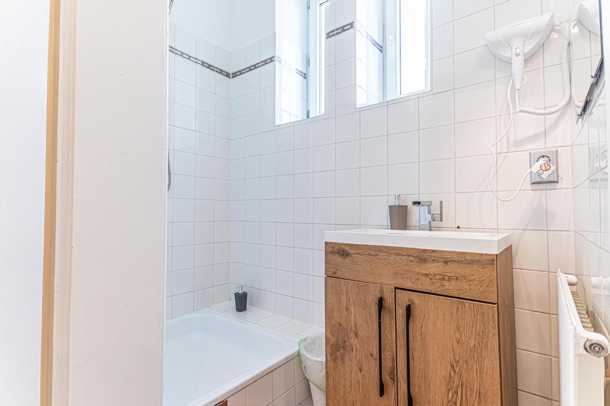 Convenient 3-br Shared Apt, 15 Min To Landstrasse Hub