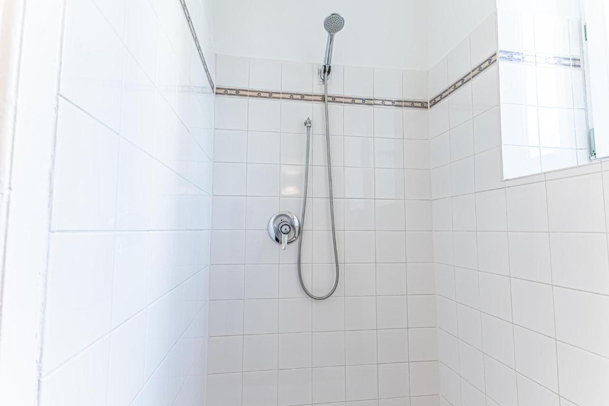 Convenient 3-br Shared Apt, 15 Min To Landstrasse Hub Apartment *
