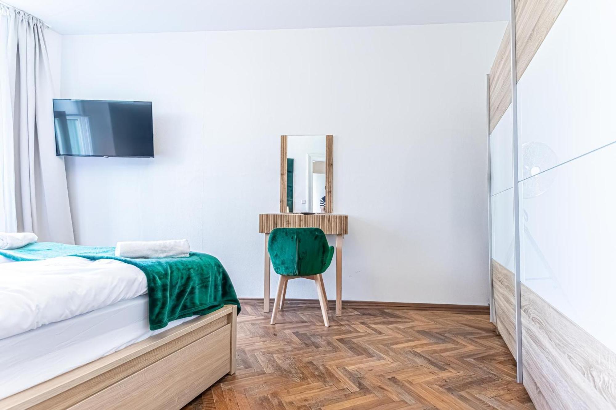 Apartment Convenient 3-br Shared Apt, 15 Min To Landstrasse Hub *