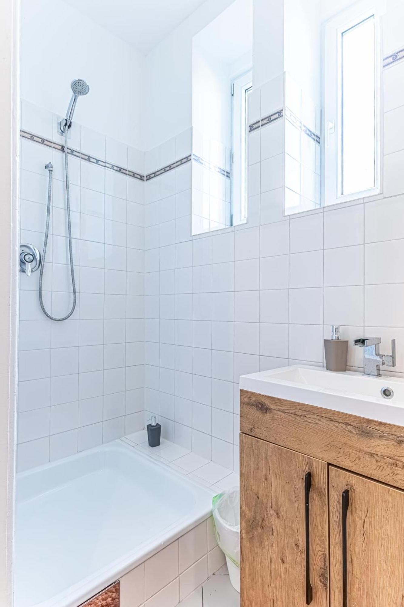 Convenient 3-br Shared Apt, 15 Min To Landstrasse Hub Apartment *