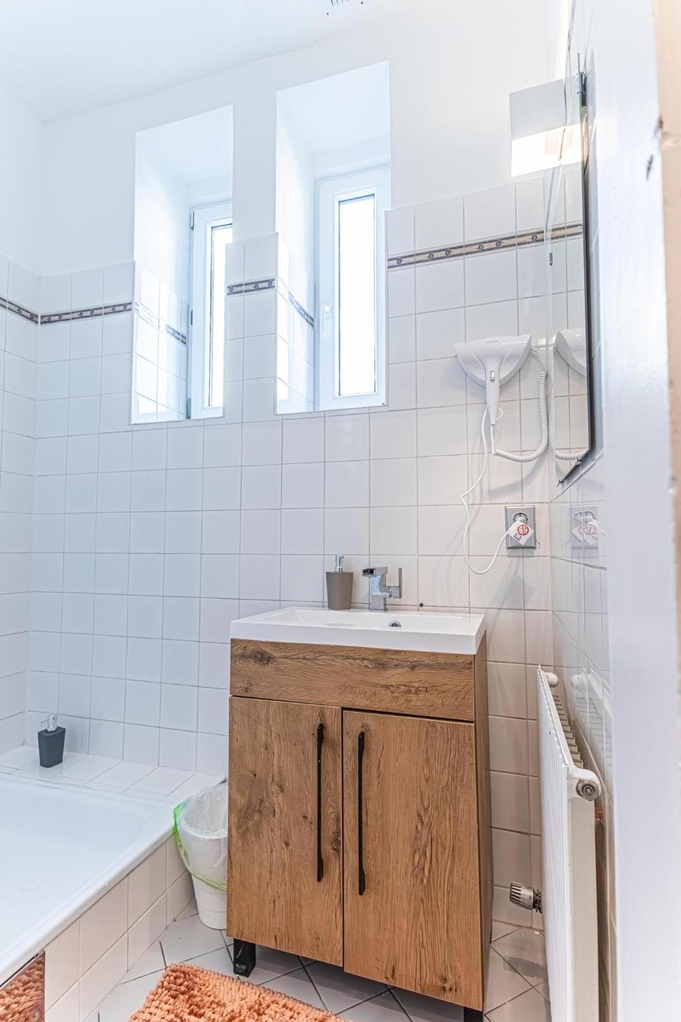 Apartment Convenient 3-br Shared Apt, 15 Min To Landstrasse Hub *